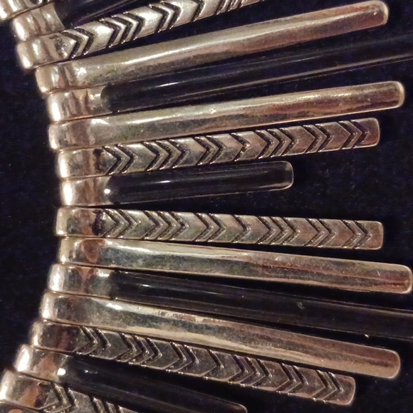 SILVERTONE BLACK NECKLACE NWOT 16 INCHES,4 INCH EX. - Picture 2 of 3